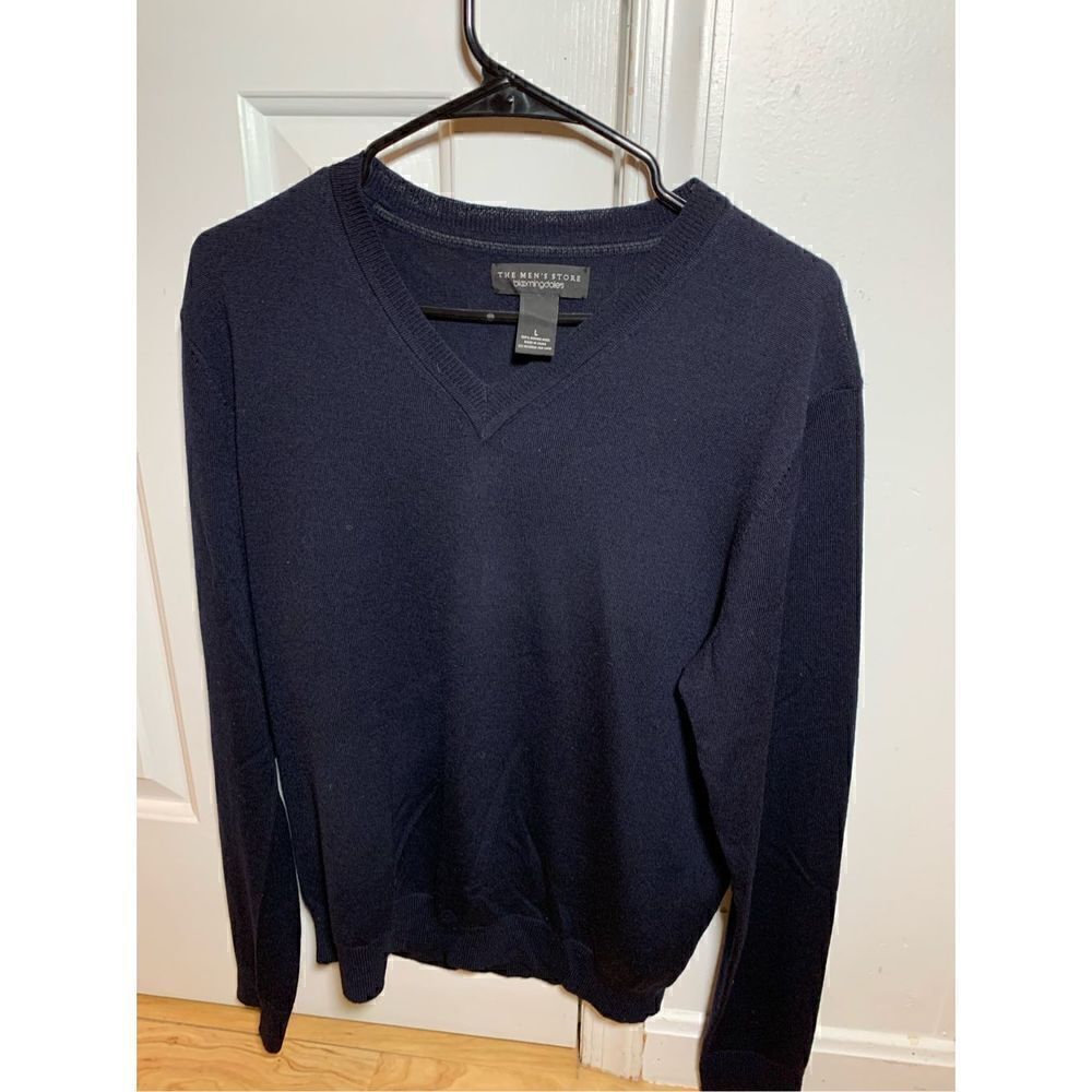 The men’s store Bloomingdale’s size Large blue shirt wool sweater